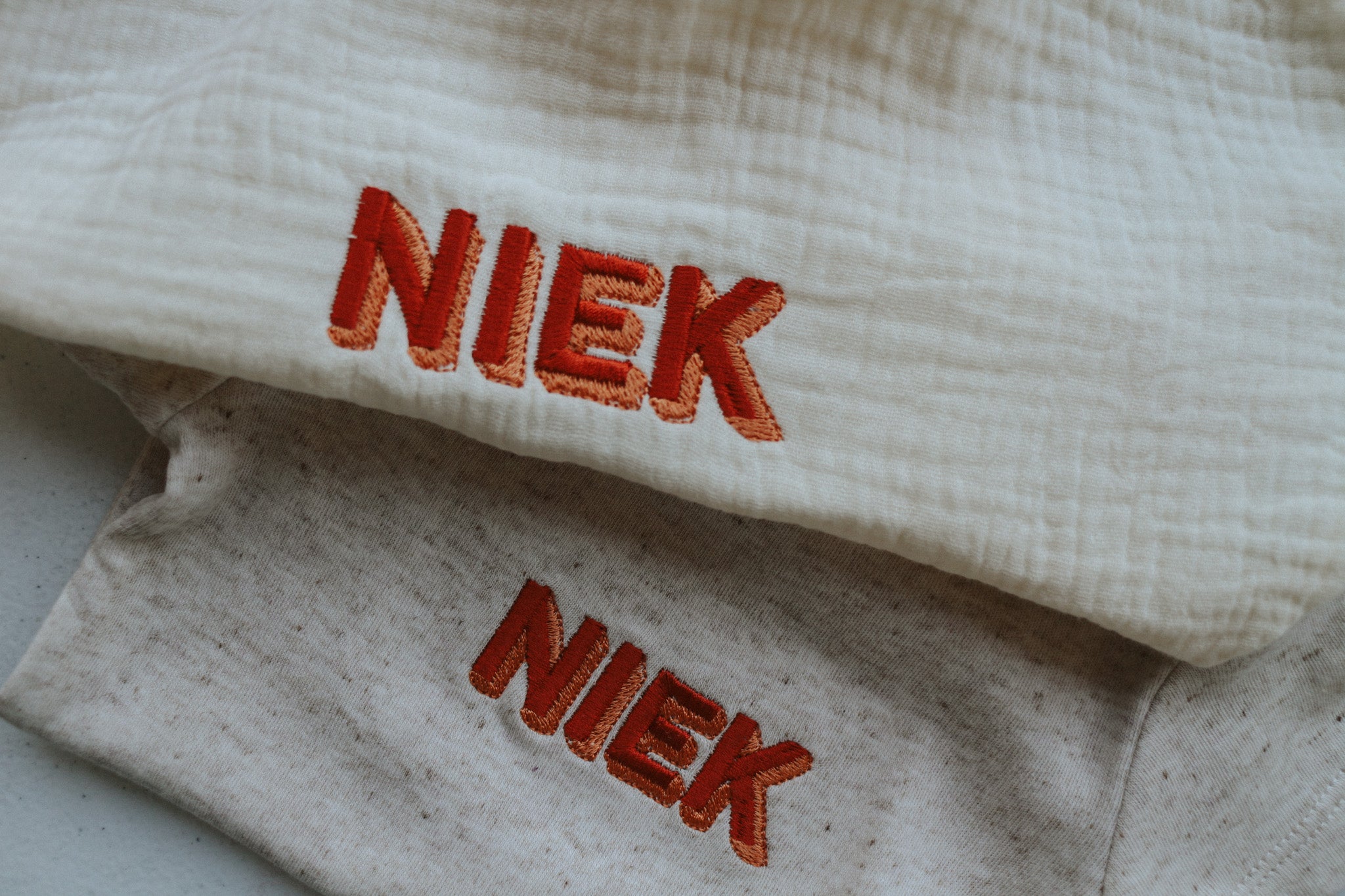 <p>Namen geborduurd op de mooiste, duurzame items.</p>